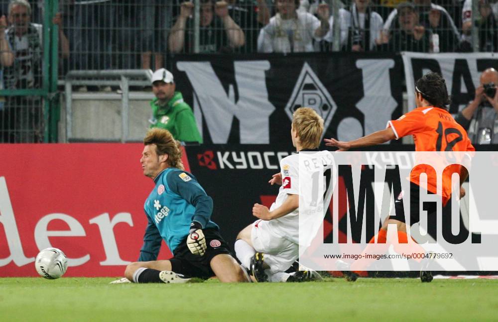 Mönchengladbach, Deutschland, 1.Fussball Bundesliga - Saison 2009 2010, Borussia Mönchengladbach - FSV Mainz 05, Gladbachs Marco Reus (Mitte) erzielt gegen die Mainzer Christian Wetklo (li.) und Jakmir Hyka das 2:0 o0 Gladbach