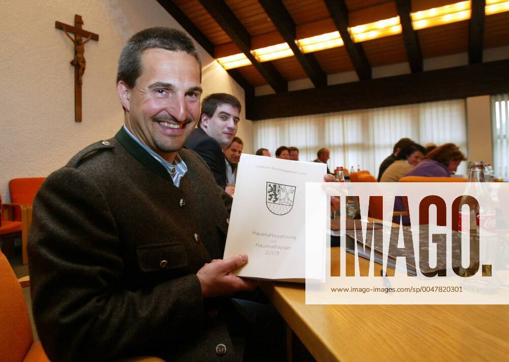 Rodel Weltmeister Georg Hackl als Politiker in Bad Reichenhall. Landratsamt Bad Reichenhall 31.03.2003. Kreistagsitzung im Landratsamt mit Rodel - Ikone Georg Hackl. , TE310303Hackl01.JPG, Bad Reichenhall Bayern Germany