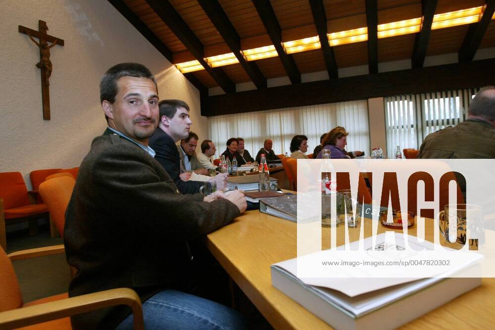 Rodel Weltmeister Georg Hackl als Politiker in Bad Reichenhall. Landratsamt Bad Reichenhall 31.03.2003. Kreistagsitzung im Landratsamt mit Rodel - Ikone Georg Hackl. , TE310303Hackl02.JPG, Bad Reichenhall Bayern Germany