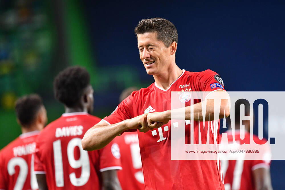Torjubel Robert LEWANDOWSKI (Bayern Muenchen) nach Tor zum 0-3, Jubel,Freude,Begeisterung, Aktion,Einzelbild,angeschnittenes Einzelmotiv,Halbfigur,halbe Figur. Fussball Champions League, Halbfinale, Olympique Lyon - FC Bayern Muenchen (M) 0-3, am 19.08.2020 im Estadio Jose Alvalade in Lissabon Portugal. FOTO: Frank Hoermann SVEN SIMON Pool NO use of any use photographs as image sequences and or quasi-video Editorial Use ONLY National and International News Agencies OUT