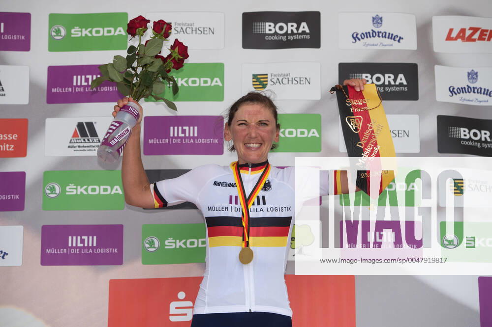 KW34 Lisa Brennauer (GER CERATIZIT-WNT Pro Cycling Team) gewinnt erneut am Sachsenring den Titel bei den Deutschen Radsport-Meisterschaften der Frauen - Podium - Siegerehrung - Ehrung - Auszeichnung - Zeremonie - Zelebrierung - Ceremony - Jubel - Freude - Luck - Emotion - Emotionen - Mimik - Mimic - Gestik - Gestic - Querformat - quer - horizontal - Event Veranstaltung: Deutsche Meisterschaften - Strassenrennen - Elite Frauen - Sachsenring to nach Sachsenring 98.0 km (28 Runden a 3.5 km) - Ort Location: Sachsenring Rennstrecke - Region: Sachsen - Land Country: Deutschland Germany - Datum Date: 23.08.2020
