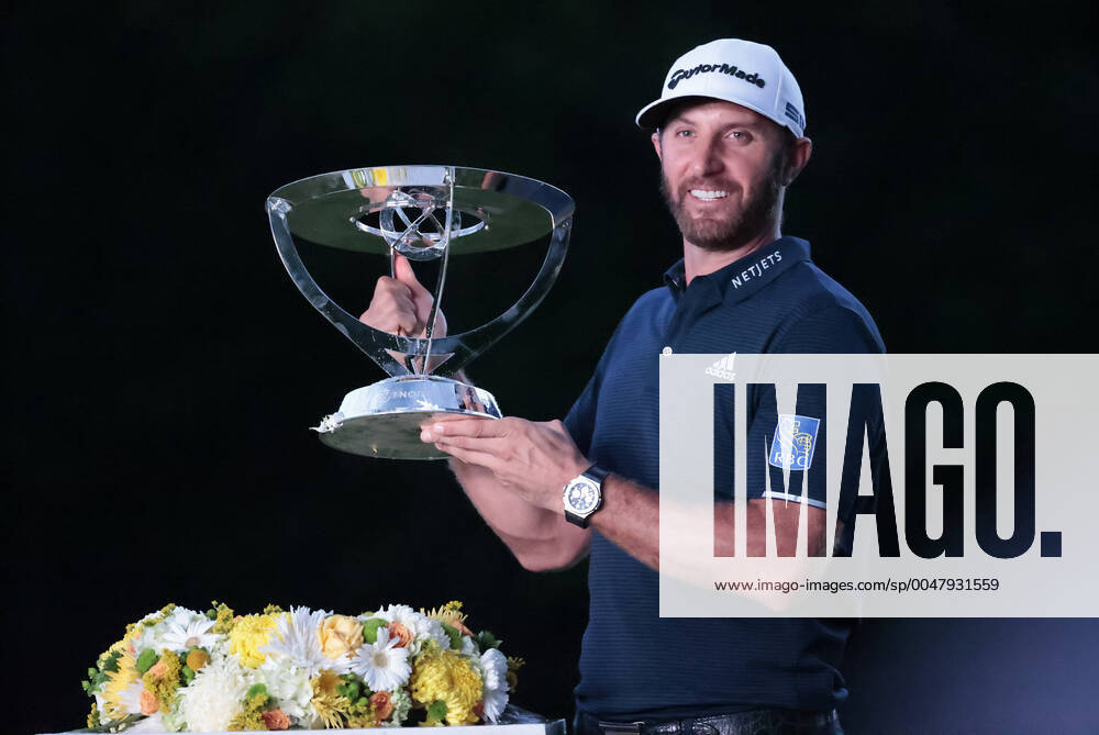 KW34 NORTON, MA - AUGUST 23: Dustin Johnson, of the United States, poses with the trophy after winning The Northern Trust on August 23, 2020, at TPC Boston in Norton, Massachusetts.(Photo by Fred Kfoury III Icon Sportswire) GOLF: AUG 23 PGA, Golf Herren - The Northern Trust Icon4822008230154