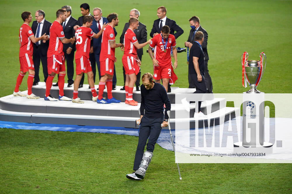 KW34 Fussball Champions League Finale Paris St. Germain - Bayern Muenchen 0-1 Thomas TUCHEL (Trainer PSG) geht an Kruecken am Cup,Pokal,Trophaee,trophy vorbei, Enttaeuschung,Frust,enttaeuscht, frustriert,niedergeschlagen, Siegerehrung. Fussball Champions League, Finale, Paris St. Germain (PSG)-FC Bayern Muenchen (M) 0-1 am 23.08.2020 im Estadio da Luz in Lissabon Portugal. FOTO: Frank Hoermann SVEN SIMON Pool NO use of any use photographs as image sequences and or quasi-video Editorial Use ONLY National and International News Agencies OUT Lissabon Estadio da Luz Portugal