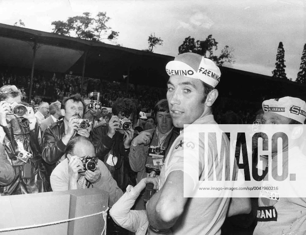 Cyclist Eddy Merckx L and Walter Godefroot R talk to the press BELGA ARCHIVES x85224775stx viaxwww.imago-images.de x0036327748stx