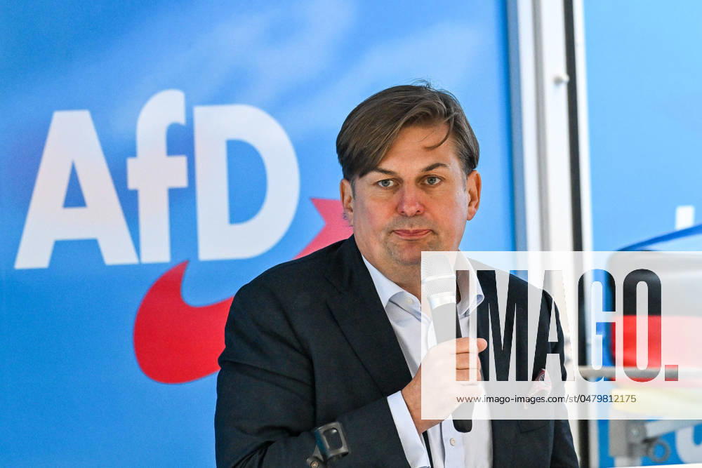 GER, Wahlkampfveranstaltung von AfD-Spitzenkandidat Maximilian Krah in Kaufbeuren 21.05.2024, Kemptener Tor, Kaufbeuren, GER, Wahlkampfveranstaltung von AfD-Spitzenkandidat Maximilian Krah in Kaufbeuren, Maximilian Krah (AfD) absolviert einen Wahlkampfauftritt vor ca. 200 Menschen in der Fussgaengerzone in Kaufbeuren im Bild Maximilian Krah (AfD)