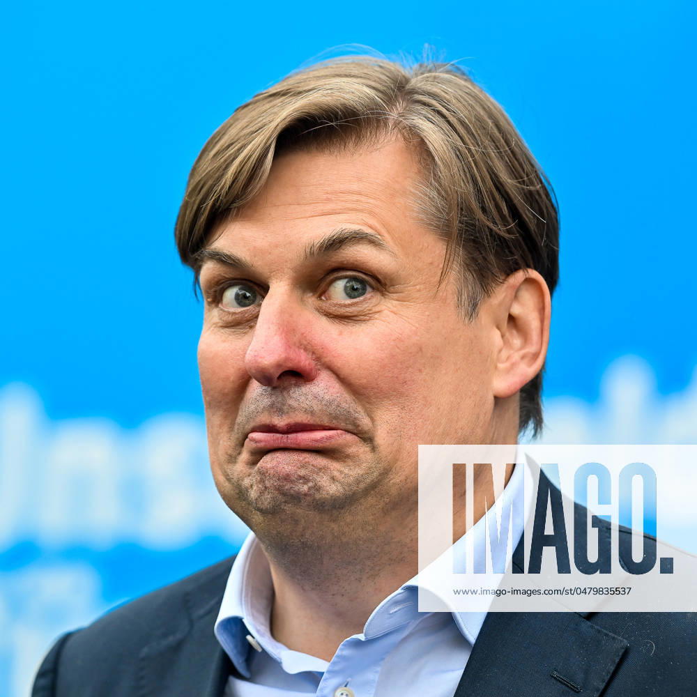 GER, Wahlkampfveranstaltung von AfD-Spitzenkandidat Maximilian Krah in Kaufbeuren 21.05.2024, Kemptener Tor, Kaufbeuren, GER, Wahlkampfveranstaltung von AfD-Spitzenkandidat Maximilian Krah in Kaufbeuren, Maximilian Krah (AfD) absolviert einen Wahlkampfauftritt vor ca. 200 Menschen in der Fussgaengerzone in Kaufbeuren im Bild Maximilian Krah (AfD)
