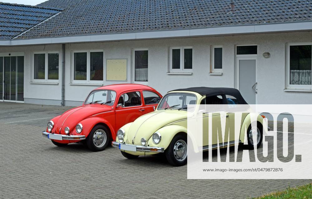 VW Käfer Deutschland Sachsen Anhalt Altmark Altmarkkreis Salzwedel Stadt Klötze Kusey Parkplatz am Fleischer 2 parkende VW Käfer VW Käfer Limousine & VW Käfer Cabrio
