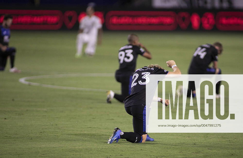 Players and referees take a knee prior to the MLS, Fussball Herren, USA game between the LA Galaxy and the San Jose Earthquakes on Saturday August 29, 2020 at the Dignity Health Sports Park in Carson, California. JAVIER ROJAS PI Los Angeles USA - ZUMAp124 20200829_zaa_p124_003