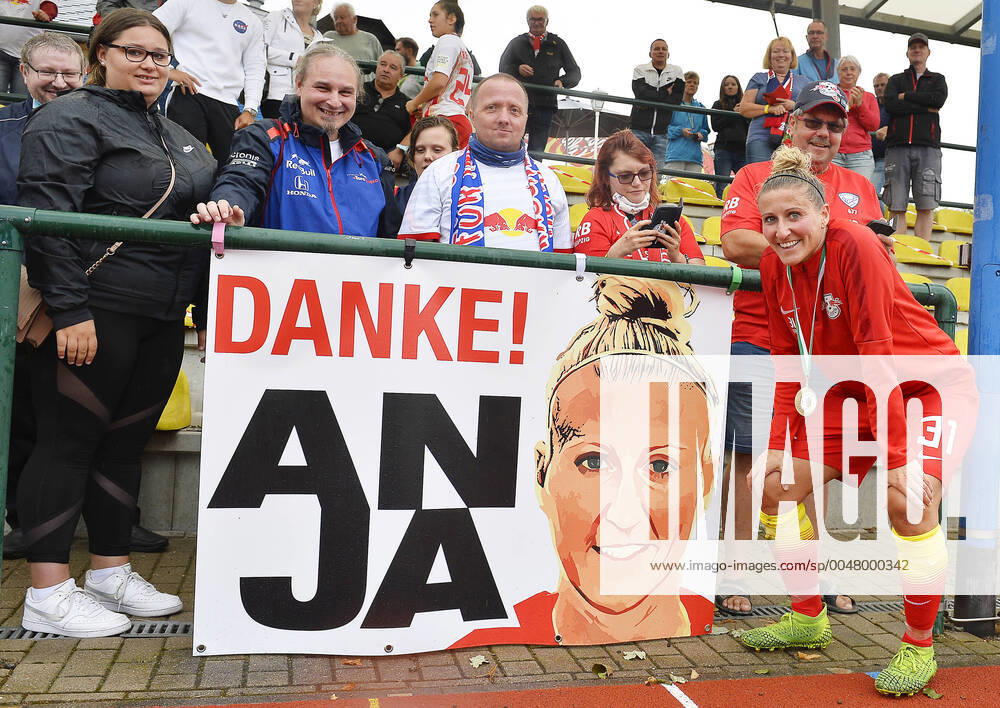 KW35 Fußball-Landespokal Sachsen Frauen, Finale, RB Leipzig vs. FC Phoenix Leipzig (30.08.2020) Anja Mittag (RB Leipzig Frauen, Mittelfeld Angriff, Rueckennummer 31) (re.) mit Fans von RB Leipzig (Frauenteam) und einem Transparent Danke Anja nach dem Landespokal-Finale RB Leipzig gegen FC Phoenix Leipzig (30.08.2020). Mittag hat bei dem Spiel die letzte Partie ihrer Karriere gespielt. Taucha Sachsen Deutschland Stadion