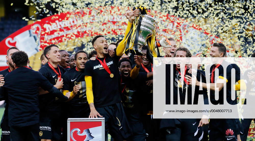 KW35 Foto Manuel Geisser 30.08.2020 Bern : Wankdorf Stadion Bern Fussball Saison 2020 2021 Herren Fussball Cup Final BSC Young Boys Bern - FC Basel Guillaume Hoarau und Torwart Marco Wölfli mit Pokal . YB Cupsieger 2020