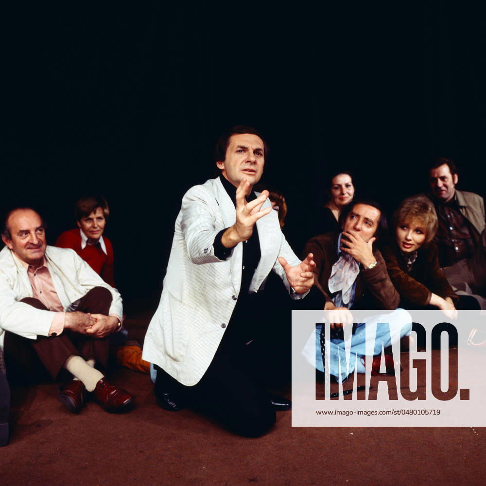 EIN MANN FÜR ALLE FÄLLE Ein Mann für alle Fälle, ZDF Serie, 1979, Szene in der Schauspielschule: Harald Juhnke als Frank Engelmann, der Talent als Schauspieler hat, Hans Clarin als Regisseur, beobachtet die Proben., Berlin Deutschland