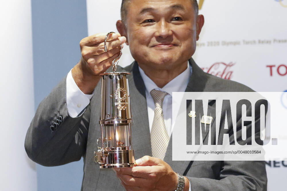 Bilder des Jahres 2020, Sport 08 August August 31, 2020, Tokyo, Japan: Japanese Olympic Committee President Yasuhiro Yamashita holds the Olympic Flame during the display ceremony at the Japan Olympic Museum. Representatives of the Tokyo Organising Committee of the Olympic and Paralympic Games (Tokyo 2020) and the Japanese Olympic Committee attended the display ceremony for the Olympic Flame before going on public display between September 1st to November 1st at the Japan Japan Olympic Museum. Tokyo Japan - ZUMAm191 0103703808st