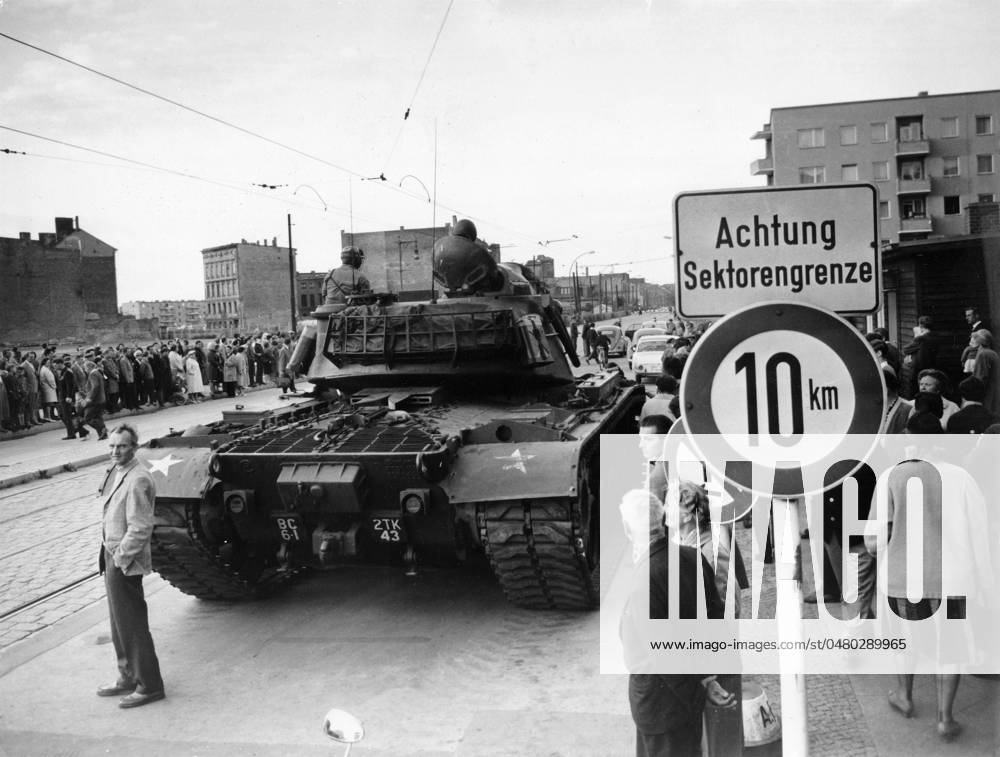 Bau der Berliner Mauer Ein Panzer der US-Army patroulliert an der Sektorengrenze am Moritzplatz. Die Bürgersteige sind gut gefüllt mit interessierten Passantinnen und Passanten, auch einige Autos sind unterwegs, Berlin 1961. - Originale Bildbeschreibung: Mitten durch die Hauptstadt führt die Grenze der beiden Machtblöcke - OST : WEST - Mit Betonmauern, Stacheldraht und Bajonetten der Volkspolizei wächst die Mauer zwischen Ost und West, und zwar nicht nur in Berlin. - Hanschriftlich ergänzt: Amerikaner Moritzplatz , Berlin