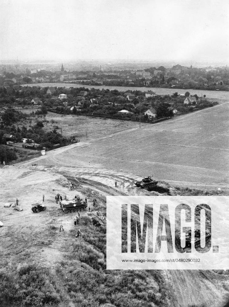 Bau der Berliner Mauer Panzer des US-Army auf einem Feld in Rudow, Berlin 1961. Originale Bildbeschreibung: LUFTAUFNAHMEN ! ! ! ! zur Fernsehsendung am 27.8. von 18.05 - 18.55 Uhr: DIE MAUER von Matthias Walden - die sich mit den Auswirkungen der Ereignisse am 13. August d.J. befasst. - U.B.z.: amerikanischer Panzer geht an der Zonengrenze in Rudow in Stellung , Berlin
