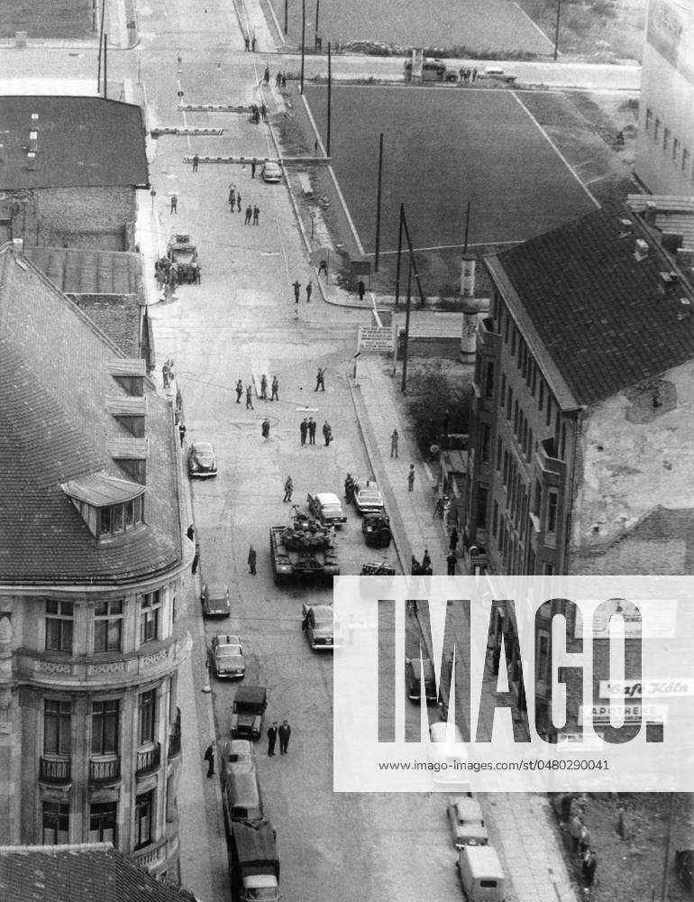 Bau der Berliner Mauer Der Checkpoint Charlie vor der Einrichtung des bekannten Wachhäuschens, Berlin 1961. - Originale Bildbeschreibung: die sich mit den Auswirkungen der Ereignisse am 13. August befassen. - U.B.z.: Grenzübergang Friedrich- Ecke Zimmerstr. im Vordergrund ein amerikanischer Panzer, etwas dahinter auf östlicher Seite ein Wasserwerfer , Berlin