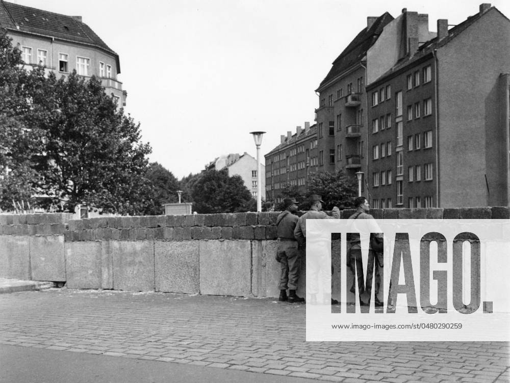 Bau der Berliner Mauer Soldaten der US-Army schauen über die kürzlich errichtete Berliner Mauer, Berlin 1961 - Originale Bildbeschreibung: Momentane Situation an den Grenzen Westberlins - Wildernbruchstr. sic. , Berlin