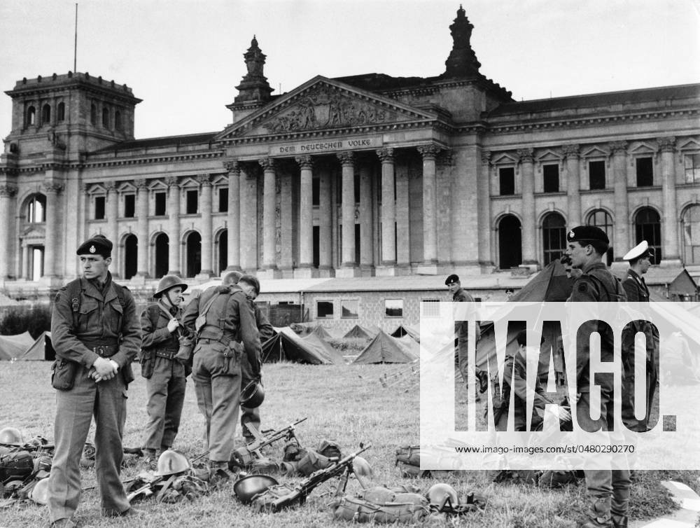 Bau der Berliner Mauer Soldaten der Englischen Streitkräfte richten ihr Lager vorm Reichstag ein, Berlin 1961. - Originale Bildbeschreibung: Engländer vor dem Reichstagsgebäude , Berlin