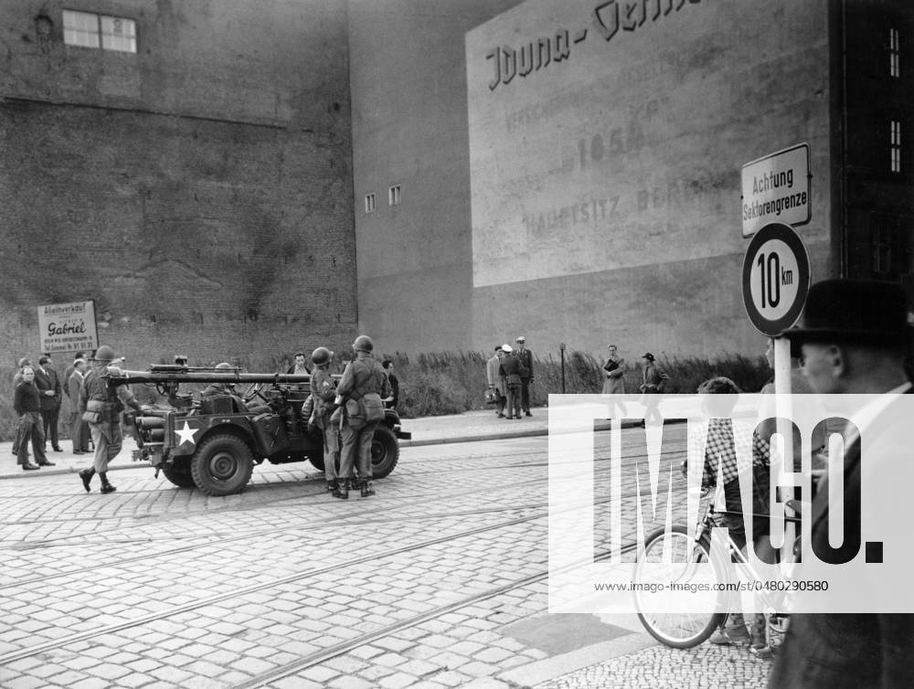 Bau der Berliner Mauer US-Soldaten positionieren eine Kurzschusswaffe auf einem Jeep in Richtung der kürzlich errichtete Berliner Mauer aus, Berlin 1961. Originale Bildbeschreibung: Sie haben Stellung bezogen - Die drei in Westberlin stationierten alliierten Schutzmächte. An den Grenzen unserer Inselstadt sind die feldmäßig ausgerichteten Truppen in Stellung gegangen, um die Freiheit Berlins und damit die Freiheit der ganzen Welt zu verteidigen. - U.B.z.: Amerikaner in der Charlottenstrasse , Berlin