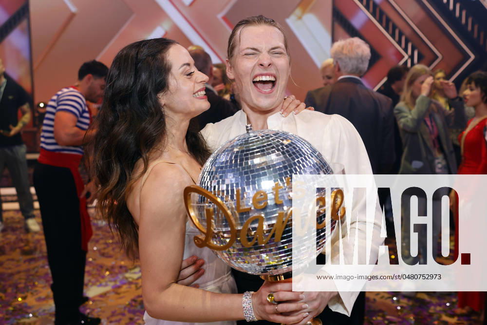 Sänger Gabriel Kelly und Tänzerin Malika Dzumaev haben im Finale der 17. Staffel der RTL-Tanzshow Let s Dance im Coloneum gewonnen und posieren mit dem Pokal als Träger des Titel Dancing Star 2024 . Köln, 24.05.2024 NRW Deutschland