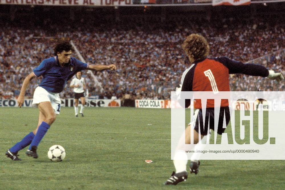 Torwart Toni Schumacher (BRD, re.) hat beim 3:0 von Alessandro Altobelli (Italien) das Nachsehen Fußball WM Herren Weltmeisterschaft 1982, Länderspiel, Finale, Endspiel, Italien - BR Deutschland 3:1 Gruppe Estadio Santiago Bernabeu Madrid Dynamik,