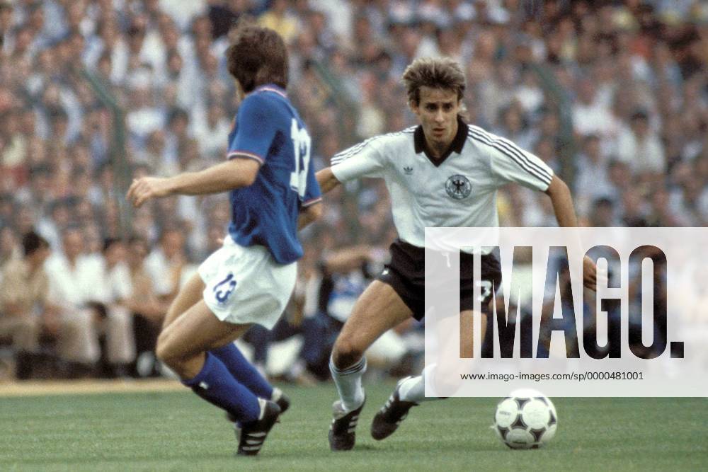 Pierre Littbarski (BRD, re.) im Duell mit Gabriele Oriali (Italien) Fußball WM Herren Weltmeisterschaft 1982, Länderspiel, Finale, Endspiel, Italien - BR Deutschland 3:1 Gruppe Estadio Santiago Bernabeu Madrid Dynamik,