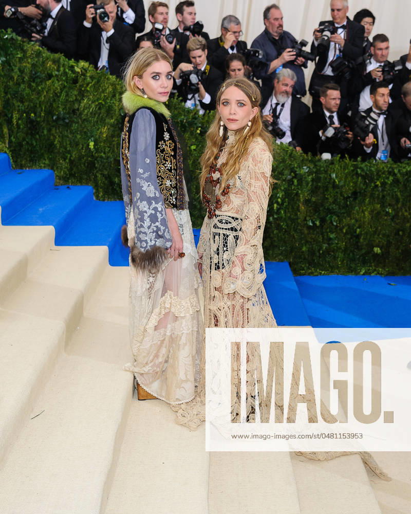 2017 Metropolitan Museum of Art Costume Institute Benefit Gala 01 May 2017 - New York, New York - Mary Kate Olsen, Ashley Olsen. 2017 Metropolitan Museum of Art Costume Institute Benefit Gala at The Metropolitan Museum of Art. Photo Credit: Christopher Smith AdMedia New York NY United States