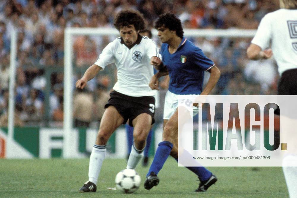 Paul Breitner (BRD, li.) im Duell mit Alessandro Altobelli (Italien) Fußball WM Herren Weltmeisterschaft 1982, Länderspiel, Finale, Endspiel, Italien - BR Deutschland 3:1 Gruppe Estadio Santiago Bernabeu Madrid Dynamik,