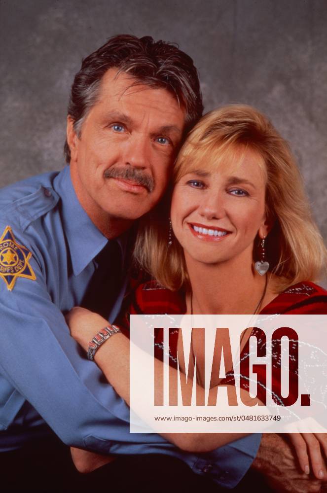PICKET FENCES, Tom Skerritt, Kathy Baker, 1992-96. ? 20th Century Fox Film Courtesy: Everett CollectionTSDPIFE FE038 PUBLICATIONXNOTxINxCANxCHNxFRAxITAxJPNxNORxPOLxRUSxESPxUKxUSA