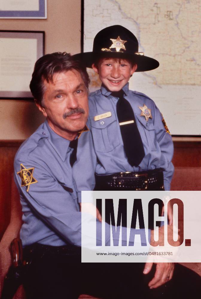 PICKET FENCES, Tom Skerritt, Adam Wylie, 1992-96. ? 20th Century Fox Film Courtesy: Everett CollectionTSDPIFE FE045 PUBLICATIONXNOTxINxCANxCHNxFRAxITAxJPNxNORxPOLxRUSxESPxUKxUSA