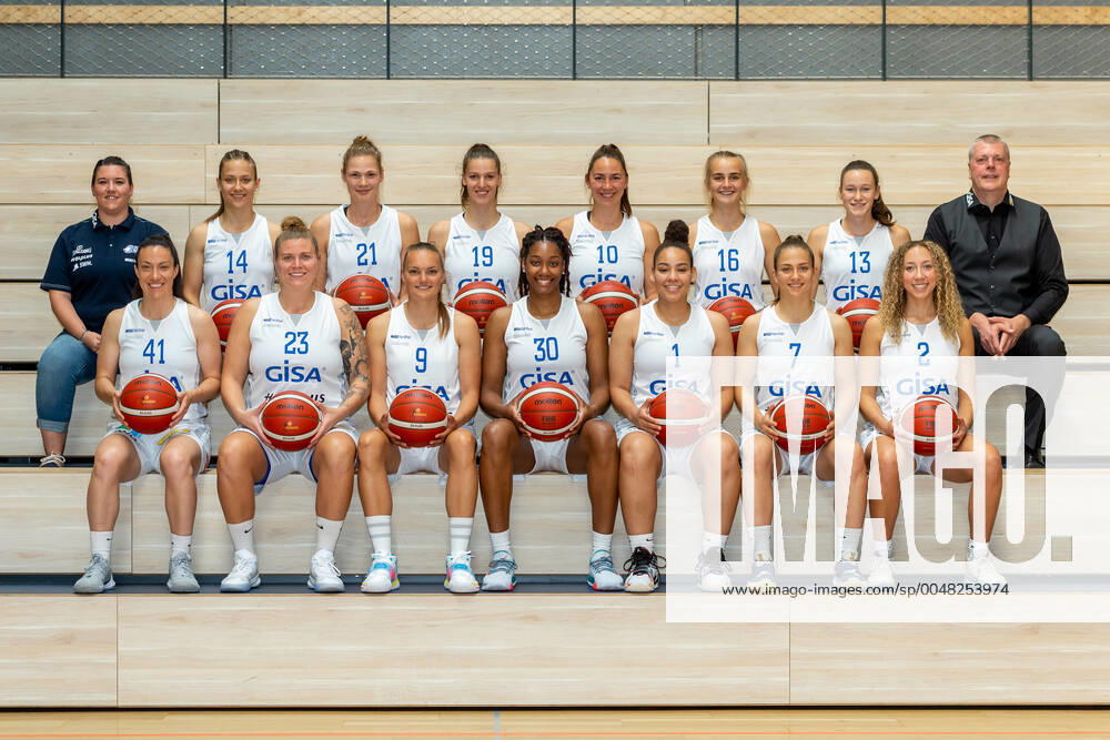 Teamfoto GISA Lions SV Halle o.R.v.l.: Sandra Rosanke (Co-Trainerin, GISA Lions SV Halle), Janina Schinkel (14, GISA Lions SV Halle), Karolina Stawinska (21, GISA Lions SV Halle), Meret Kleine-Beeck (19, GISA Lions SV Halle), Barbora Kasparkova (10, GISA Lions SV Halle), Lilly Oswald (16, GISA Lions SV Halle), Charlotte Kreuter (13, GISA Lions SV Halle), Peter Kortmann (Head Coach, GISA Lions SV Halle) u.R.v.l.: Eilidh Simpson (41, GISA Lions SV Halle), Klaudia Grudzien (23, GISA Lions SV Halle), Inken Henningsen (09, GISA Lions SV Halle), Naheria Hamilton (xx, GISA Lions SV Halle), Candice White (01, GISA Lions SV Halle), Laura Schinkel (07, GISA Lions SV Halle), Darien Huff (02, GISA Lions SV Halle) GISA Lions SV Halle - Teamfotos Basketball - 1. Bundesliga - ERDGAS Sportarena Halle (Saale) 15.09.2020 Foto: Holger John Sachsen-Anhalt Deutschland