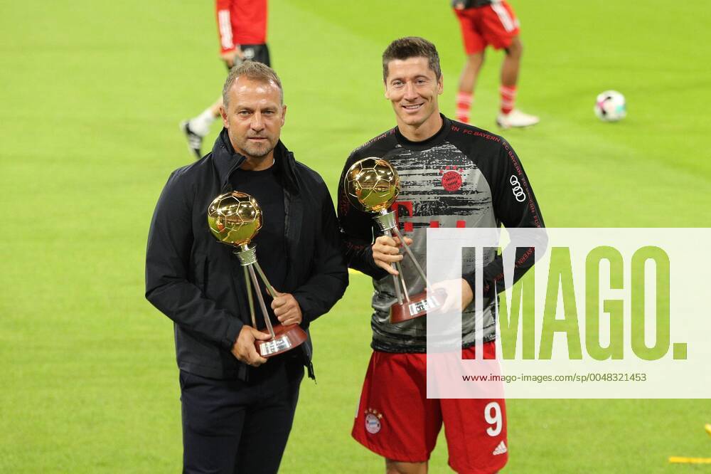 KW38 Ehrung vom Kicker zum Fussballer und Trainer des Jahres Chef-Trainer Hansi Flick (FC Bayern Muenchen), Robert Lewandowski 9 (FC Bayern Muenchen), FC Bayern Muenchen vs. FC Schalke 04, 1.Bundesliga, 18.09.2020, DFB regulations prohibit any use of photographs as image sequences and or quasi-video Muenchen Bayern Deutschland