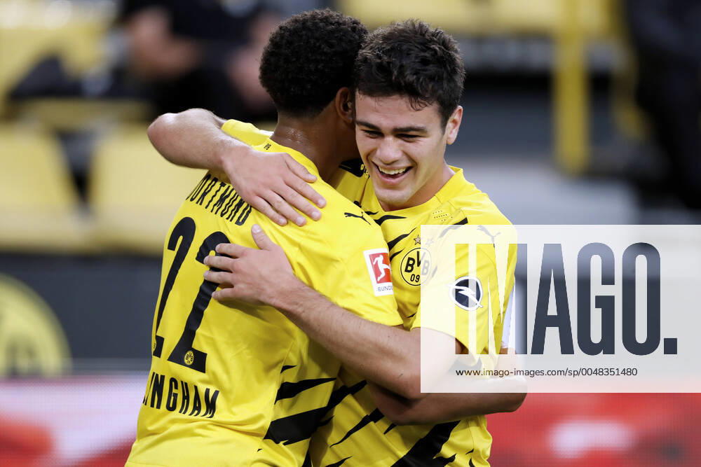 KW38 REYNA Giovanni Team BVB Jubel um Torschuetzen REYNY Giovanni mit BELLINGHAM Jude Fussball Bundesliga Saison 2020-2021 Spiel BVB - Borussia Moenchengladbach 3 : 0 am 19. September in Dortmund DFL REGULATIONS PROHIBIT ANY USE OF PHOTOGRAPHS as IMAGE SEQUENCES and or QUASI-VIDEO