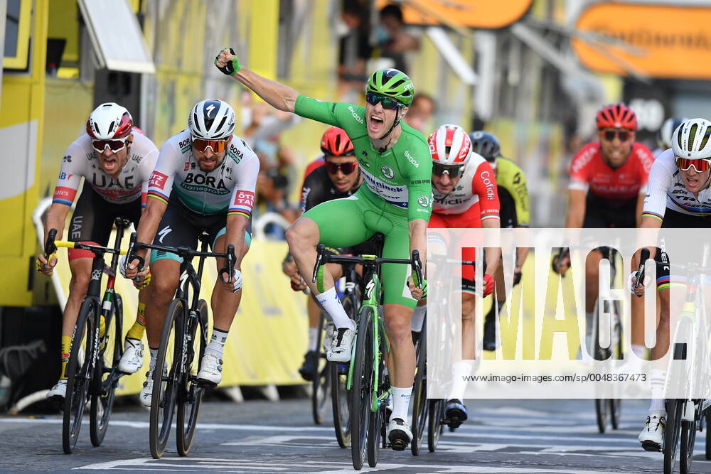Sam Bennett of Deceuninck - Quick - Step wearing the green jersey at the end of the final stage of the 107th edition of the Tour de France cycling race, 122km from Mantes-la-Jolie to Paris, in France, Sunday 20 September 2020. This year s Tour de France was postponed due to the worldwide Covid-19 pandemic. The 2020 race starts in Nice on Saturday 29 August and ends on 20 September. DAVIDxSTOCKMAN x2548144x