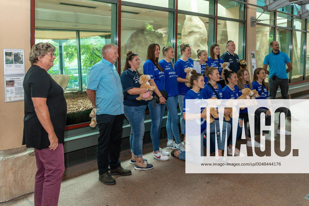 Die Lions vor dem Löwengehege Rudi Kampa (Vorstandsvorsitzender des Trägervereins der GISA-Lions SV Halle), Sandra Rosanke (Co-Trainerin, GISA Lions SV Halle), Barbora Kasparkova (10, GISA Lions SV Halle), Inken Henningsen (09, GISA Lions SV Halle), Klaudia Grudzien (23, GISA Lions SV Halle), Janina Schinkel (14, GISA Lions SV Halle), Meret Kleine-Beeck (19, GISA Lions SV Halle), Peter Kortmann (Head Coach, GISA Lions SV Halle) und Dennis Müller (Direktor BergZoo) untere Reihe: Charlotte Kreuter (13, GISA Lions SV Halle), Karolina Stawinska (21, GISA Lions SV Halle), Eilidh Simpson (41, GISA Lions SV Halle), Darien Huff (02, GISA Lions SV Halle) und Laura Schinkel (07, GISA Lions SV Halle) Die Mannschaft, Trainer und Betreuer der GISA Lions besuchen ihre Patentiere im Bergzoo Halle. Die Patenschaft geht jetzt in das 7. Jahr. GISA Lions SV Halle Basketball - 1. Bundesliga - BergZOO Halle Halle (Saale) 23.09.2020 Foto: Holger John Sachsen-Anhalt Deutschland