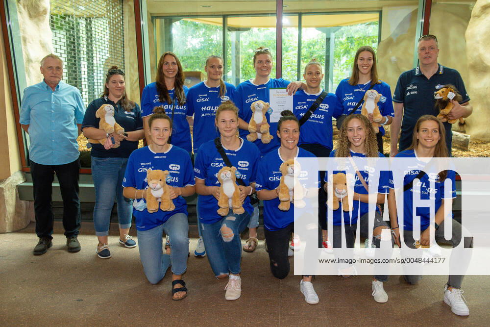 Die Lions vor dem Löwengehege Rudi Kampa (Vorstandsvorsitzender des Trägervereins der GISA-Lions SV Halle), Sandra Rosanke (Co-Trainerin, GISA Lions SV Halle), Barbora Kasparkova (10, GISA Lions SV Halle), Inken Henningsen (09, GISA Lions SV Halle), Klaudia Grudzien (23, GISA Lions SV Halle), Janina Schinkel (14, GISA Lions SV Halle), Meret Kleine-Beeck (19, GISA Lions SV Halle), Peter Kortmann (Head Coach, GISA Lions SV Halle) untere Reihe: Charlotte Kreuter (13, GISA Lions SV Halle), Karolina Stawinska (21, GISA Lions SV Halle), Eilidh Simpson (41, GISA Lions SV Halle), Darien Huff (02, GISA Lions SV Halle) und Laura Schinkel (07, GISA Lions SV Halle) Die Mannschaft, Trainer und Betreuer der GISA Lions besuchen ihre Patentiere im Bergzoo Halle. Die Patenschaft geht jetzt in das 7. Jahr. GISA Lions SV Halle Basketball - 1. Bundesliga - BergZOO Halle Halle (Saale) 23.09.2020 Foto: Holger John Sachsen-Anhalt Deutschland