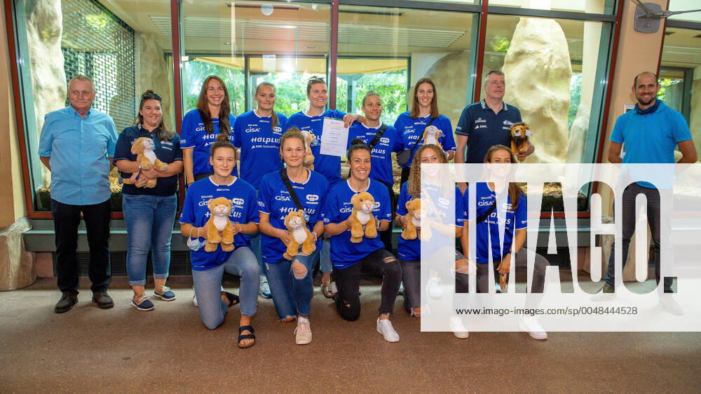 Die Lions vor dem Löwengehege Rudi Kampa (Vorstandsvorsitzender des Trägervereins der GISA-Lions SV Halle), Sandra Rosanke (Co-Trainerin, GISA Lions SV Halle), Barbora Kasparkova (10, GISA Lions SV Halle), Inken Henningsen (09, GISA Lions SV Halle), Klaudia Grudzien (23, GISA Lions SV Halle), Janina Schinkel (14, GISA Lions SV Halle), Meret Kleine-Beeck (19, GISA Lions SV Halle), Peter Kortmann (Head Coach, GISA Lions SV Halle) und Dennis Müller (Direktor BergZoo) untere Reihe: Charlotte Kreuter (13, GISA Lions SV Halle), Karolina Stawinska (21, GISA Lions SV Halle), Eilidh Simpson (41, GISA Lions SV Halle), Darien Huff (02, GISA Lions SV Halle) und Laura Schinkel (07, GISA Lions SV Halle) Die Mannschaft, Trainer und Betreuer der GISA Lions besuchen ihre Patentiere im Bergzoo Halle. Die Patenschaft geht jetzt in das 7. Jahr. GISA Lions SV Halle Basketball - 1. Bundesliga - BergZOO Halle Halle (Saale) 23.09.2020 Foto: Holger John Sachsen-Anhalt Deutschland