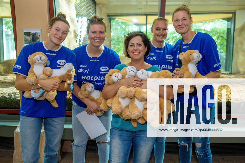 Die Lions vor dem Löwengehege Charlotte Kreuter (13, GISA Lions SV Halle), Klaudia Grudzien (23, GISA Lions SV Halle), Lysann Kairies (Geschäftsführerin, GISA Lions SV Halle), Inken Henningsen (09, GISA Lions SV Halle) und Karolina Stawinska (21, GISA Lions SV Halle) Die Mannschaft, Trainer und Betreuer der GISA Lions besuchen ihre Patentiere im Bergzoo Halle. Die Patenschaft geht jetzt in das 7. Jahr. GISA Lions SV Halle Basketball - 1. Bundesliga - BergZOO Halle Halle (Saale) 23.09.2020 Foto: Holger John Sachsen-Anhalt Deutschland