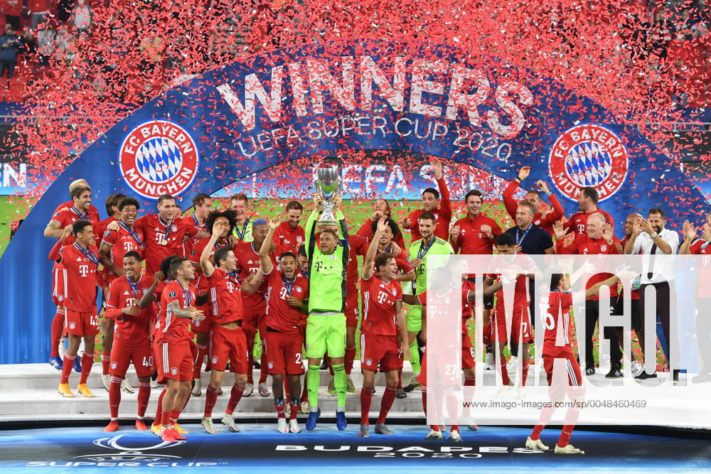 KW39 die Bayern jubeln bei der Siegerehrung, Torwart Manuel NEUER (M) mit dem Pokal,Cup,Trophaee, Jubel,Freude,Begeisterung, cheers, Teamfoto,Team,Mannschaft,Mannschaftsfoto. Fussball UEFA Super Cup 2020 FC Bayern Muenchen-FC Sevilla 1-2 n.V. am 24.09.2020 in Budapest, Ferenc Puskas Stadion.