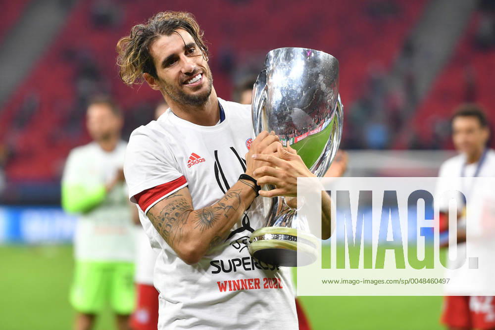 KW39 die Bayern jubeln bei der Siegerehrung, Javi (Javier) MARTINEZ (Bayern Muenchen) mit den Pokal,Cup,Trophaee, Jubel,Freude,Begeisterung, cheers, Aktion,Einzelbild,angeschnittenes Einzelmotiv,Halbfigur,halbe Figur. Fussball UEFA Super Cup 2020 FC Bayern Muenchen-FC Sevilla 1-2 n.V. am 24.09.2020 in Budapest, Ferenc Puskas Stadion.