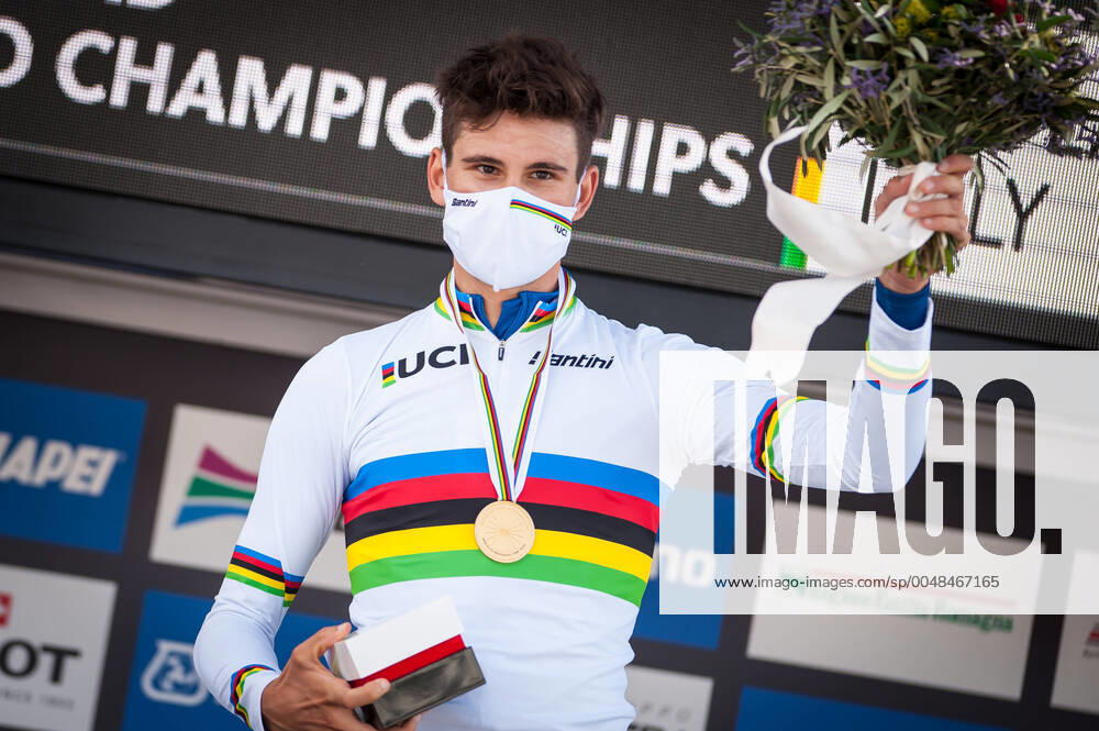 KW39 Filippo Ganna (ITA - Italien - Italy - Italia - INEOS Grenadiers) gewinnt das Einzelzeitfahren der Rad WM in Imola 2020 - Podium - Siegerehrung - Ehrung - Auszeichnung - Zeremonie - Zelebrierung - Ceremony - Jubel - Freude - Luck - Emotion - Emotionen - Mimik - Mimic - Gestik - Gestic - Querformat - quer - horizontal - Event Veranstaltung: Strassen Rad WM Imola - Einzelzeitfahren Herren Elite - Imola nach to Imola 31.7 km - Ort Location: Imola - Bologna (BO) - Region: Emilia-Romagna - Land Country: Italy - Italien - Italia - Datum Date: 25.09.2020