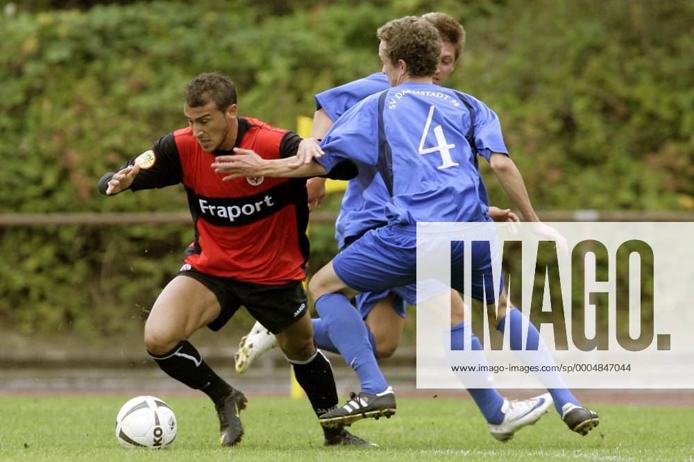 Eintracht Frankfurt - SV Darmstadt 98. Cenk Tosun (Frankfurt, links), Max Priebe (Darmstadt). - A Junioren Bundesliga