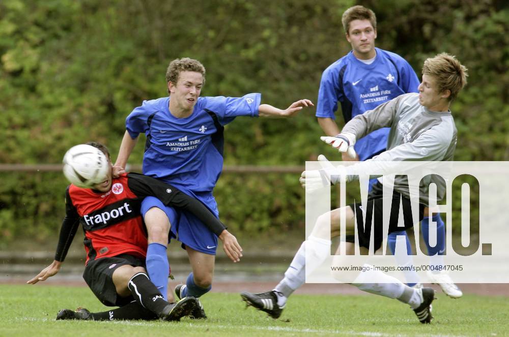 Eintracht Frankfurt - SV Darmstadt 98. Cenk Tosun (Frankfurt, links), Max Priebe (Darmstadt), Torwart Paul Mohr (Darmstadt). - A Junioren Bundesliga