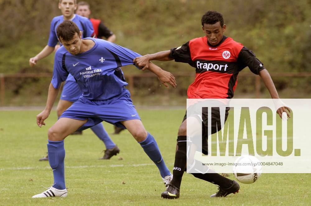 Eintracht Frankfurt - SV Darmstadt 98. Khaled Mesfin (Frankfurt, rechts), Adnan Harbas (Darmstadt)