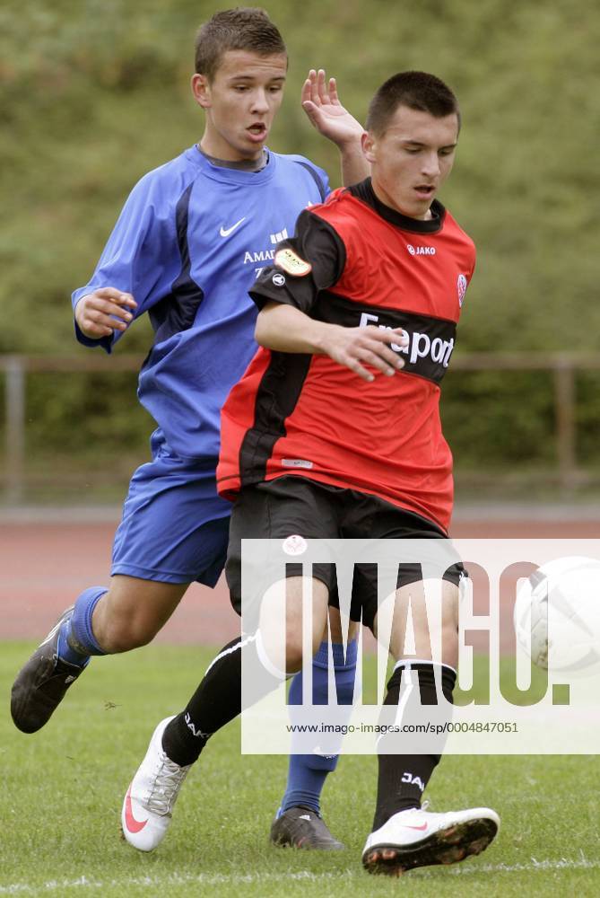Eintracht Frankfurt - SV Darmstadt 98. Aldin Rizvanovic (Frankfurt, re.), Nikola Mladenovic (Darmstadt) - A Junioren Bundesliga