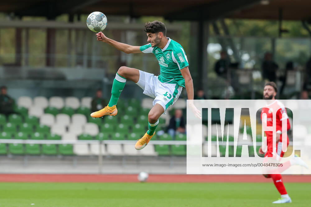 Eren Dinkci (SV Werder Bremen II, 43) am Ball, Freisteller, Einzelbild, Ganzkörper, Aktion, Action, Spielszene., mit einer Flugeinlage, spektakulär, 26.09.2020, Bremen (Deutschland), Fussball, Regionalliga Nord, SV Werder Bremen II - VfV Borussia 06 Hildesheim