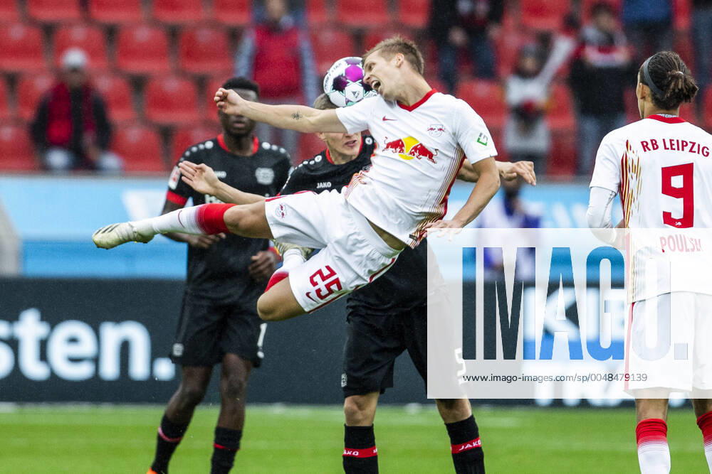 KW39 Leverkusen, Bayarena, 26.09.20: Olmo Dani (RB Leipzig) (L) gegen Sven Bender (Bayer 04 Leverkusen) im Spiel 1. Bundesliga Bayer 04 Leverkusen vs. RB Leipzig.