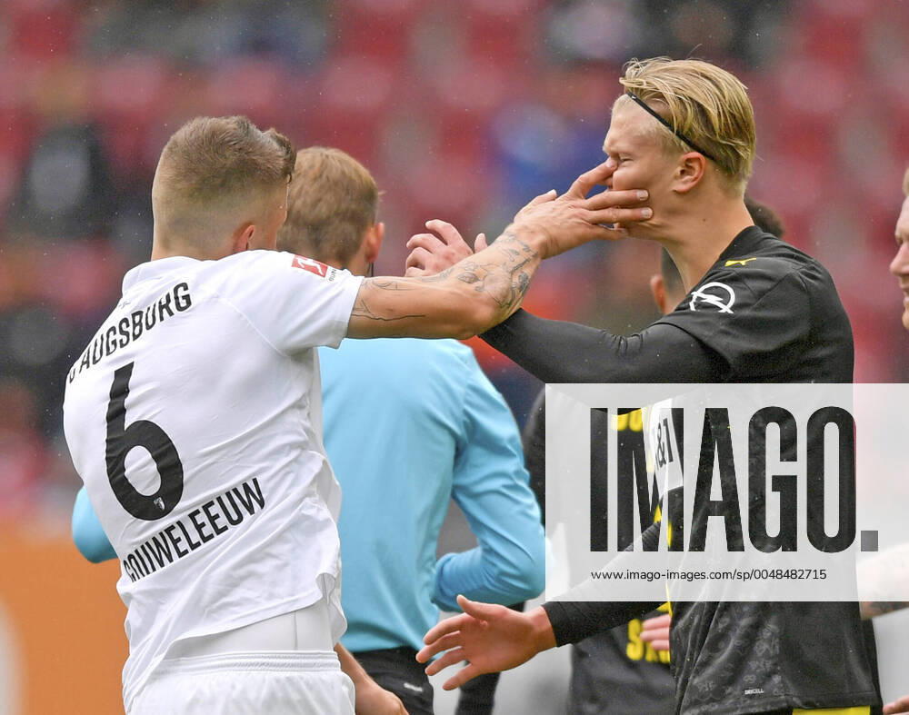 Fussball 1. Bundesliga 2020 2021, 2. Spieltag, FC Augsburg Borussia Dortmund, in der WWK-Arena Augsburg, Rudelbildung, v.li: Jeffrey Gouweleeuw (FC Augsburg) greift im Streit Erling Haaland (Dortmund) ins Auge.