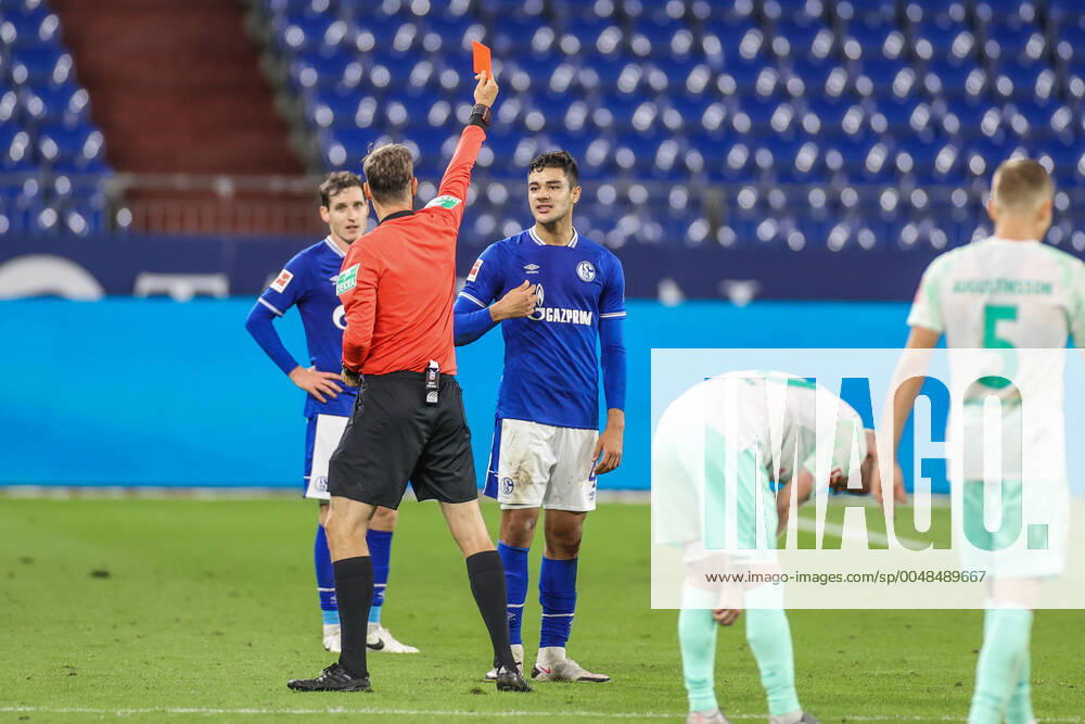 Fussball, Saison 2020 2021, 1. Bundesliga, FC Schalke 04 - SV Werder Bremen, Ozan Kabak (FC Schalke 04) sieht die rote Karte Gelsenkirchen Veltins Arena NRW Deutschland xRHR-FOTO TRx