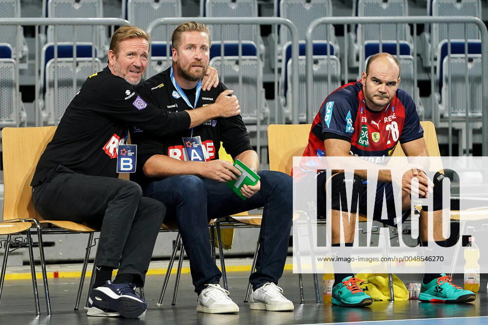 KW40 v.li.: Martin Schwalb (Trainer, Cheftrainer, RNL) umarmt Oliver Roggisch (Sportlicher Leiter, RNL), Rafael Baena Gonzalez (RNL, 28) sitzt daneben, nachdenklich, besorgt, pessimistisch, enttäuscht schauend, Enttäuschung, Frustration, disappointed, pessimistisch, Aktion, Action, Spielszene, 29.09.2020, Mannheim (Deutschland), Handball, EHF European League, Rhein-Neckar Löwen - TTH Holstebro