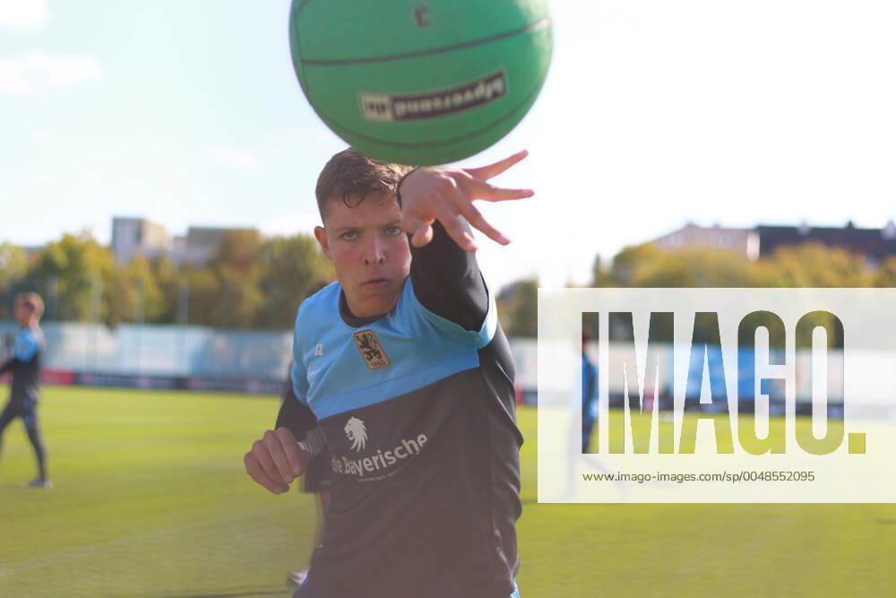 KW40 32 Maxim Gresler beim Krafttraining, Parcours, Medizinball-Training, Anstrengung, Fussball, 3. Liga, TSV 1860 München, Training 30.09.2020 FOTO: Mladen Lackovic